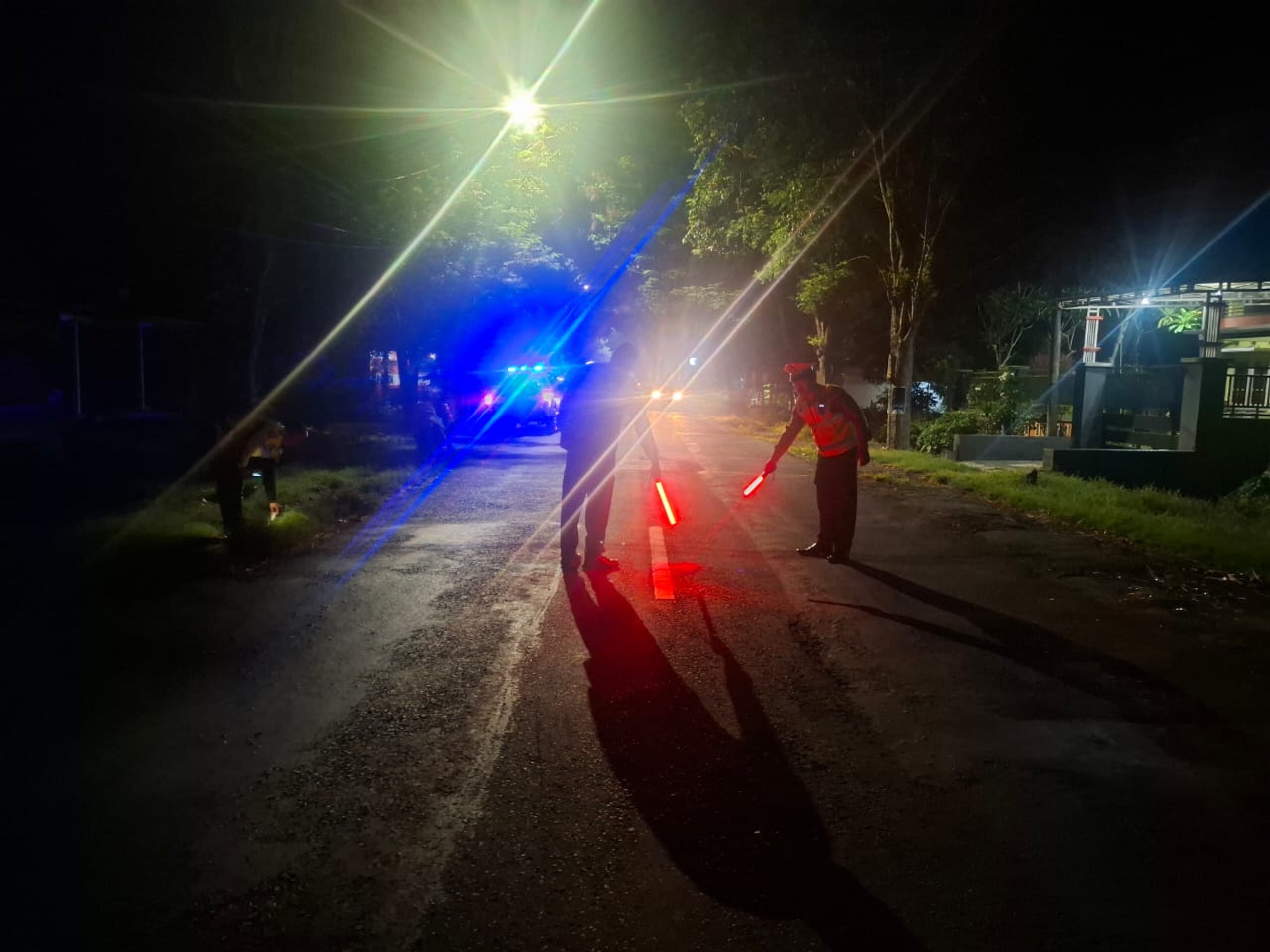 LOKASI: Anggota Unit Laka Satlantas Polres Jember mendatangi lokasi kecelakaan di Jalan Dusun Krajan B, Desa Wonorejo, Kecamatan Kencong, Jember, Senin (26/5/2025) dini hari. (Satlantas Polres Jember)