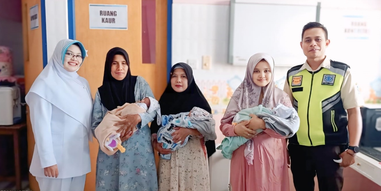 BAHAGIA: Siti Nurfaida berfoto bersama keluarganya dan nakes RSBS setelah melahirkan bayi kembar tiga di RSBS Jember. (RSBS JEMBER)
