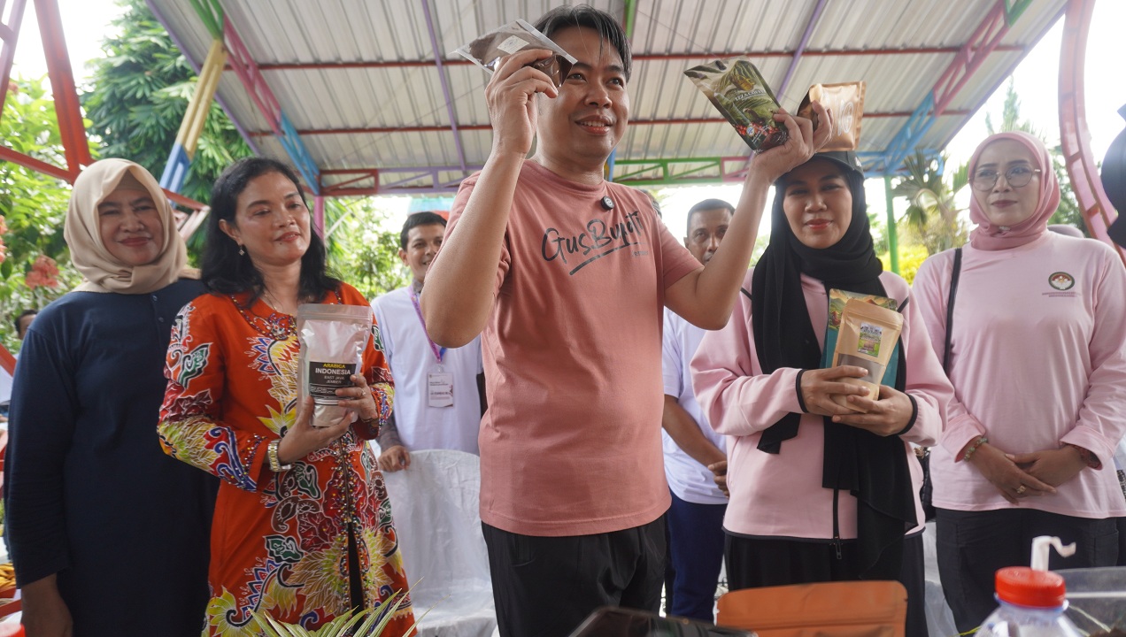KENALKAN BRAND BARU: Gus Fawait memamerkan aneka jenis kopi dalam kesempatan mengunjungi Wisata Rengganis, Desa Kramat Sukoharjo, Kecamatan Tanggul, Jember, Sabtu (24/5/2025). (MAULANA/RADAR JEMBER)