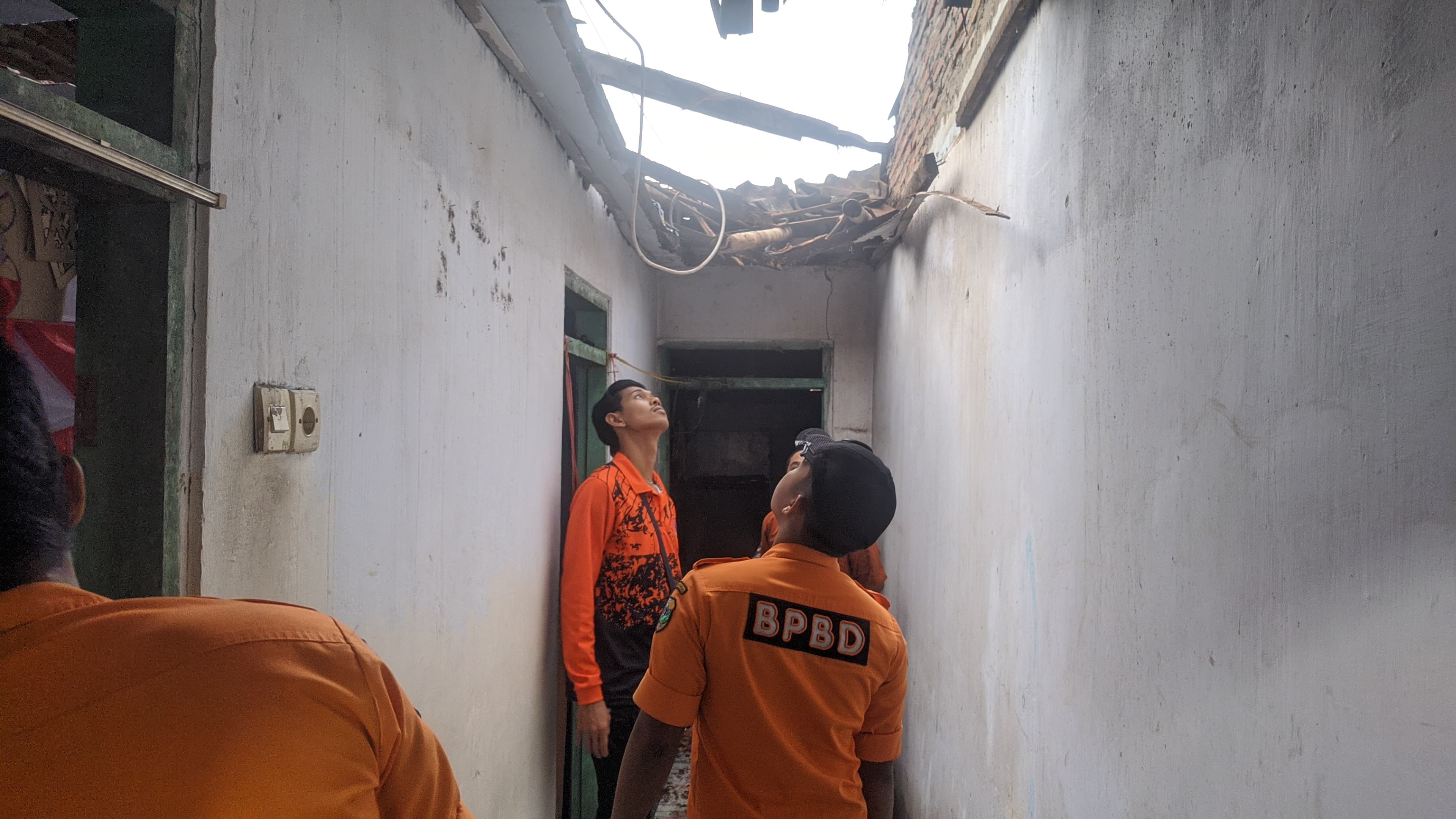 Petugas BPBD Bondowoso saat meninjau lokasi atap rumah warga ambruk