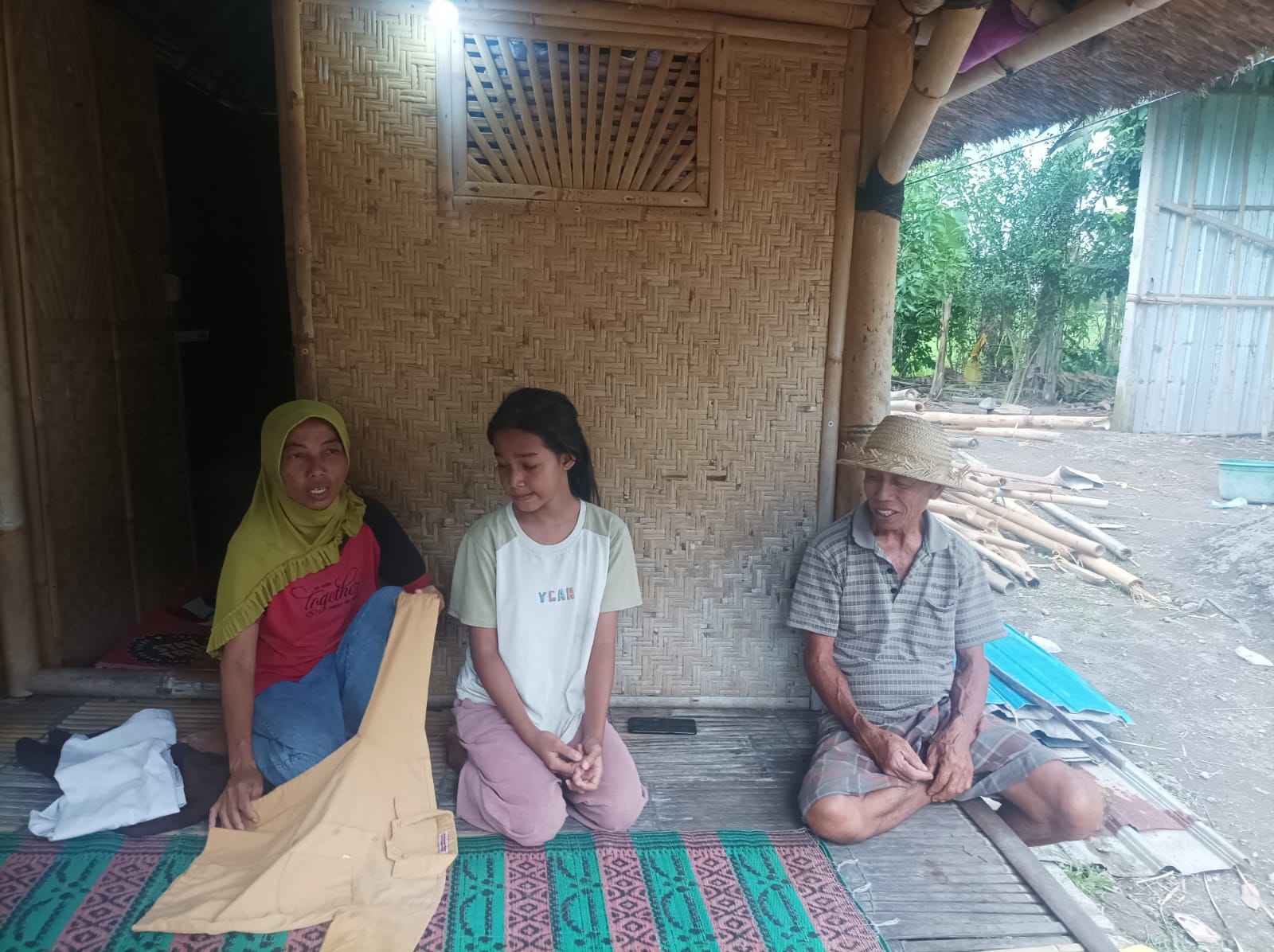 Nova, calon siswa Sekolah Rakyat di NTB, bersama orang tuanya. (Kemensos RI)