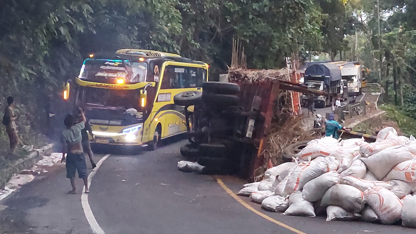 LAGI: Dalam tiga minggu terjadi hingga 4 kali kecelakaan di tikungan Mbah Singo, tepatnya di KM 36.800 Dusun Gumitir, Desa Sidomulyo, Kecamatan Silo. (JUMAI/RADAR JEMBER)