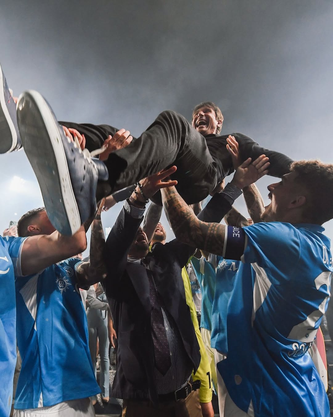 Antonio Conte diangkat oleh pemain Napoli usai menjadi Kampiun Serie A Musim 2024/2025. (Instagram @officialsscnapoli)