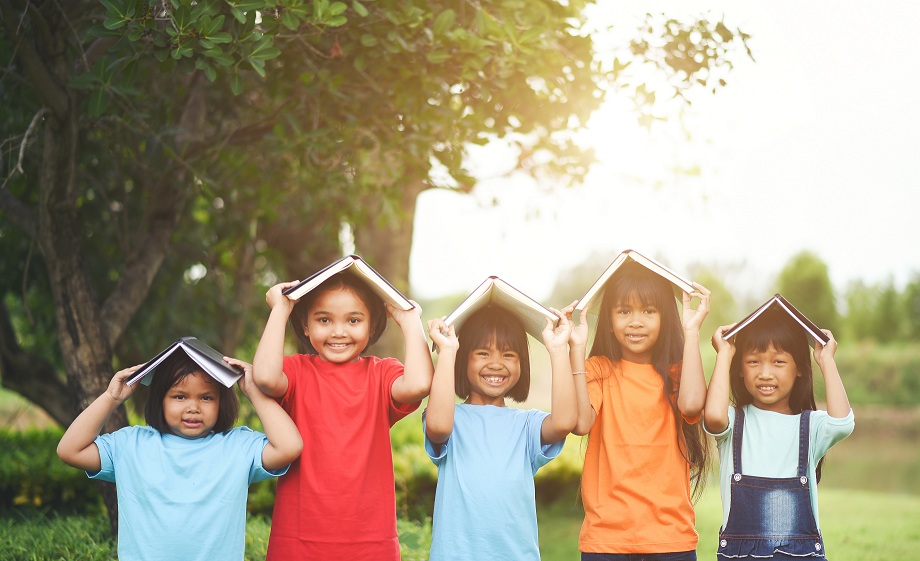 Ilustrasi anak-anak dengan buku. (Freepik/jcomp)
