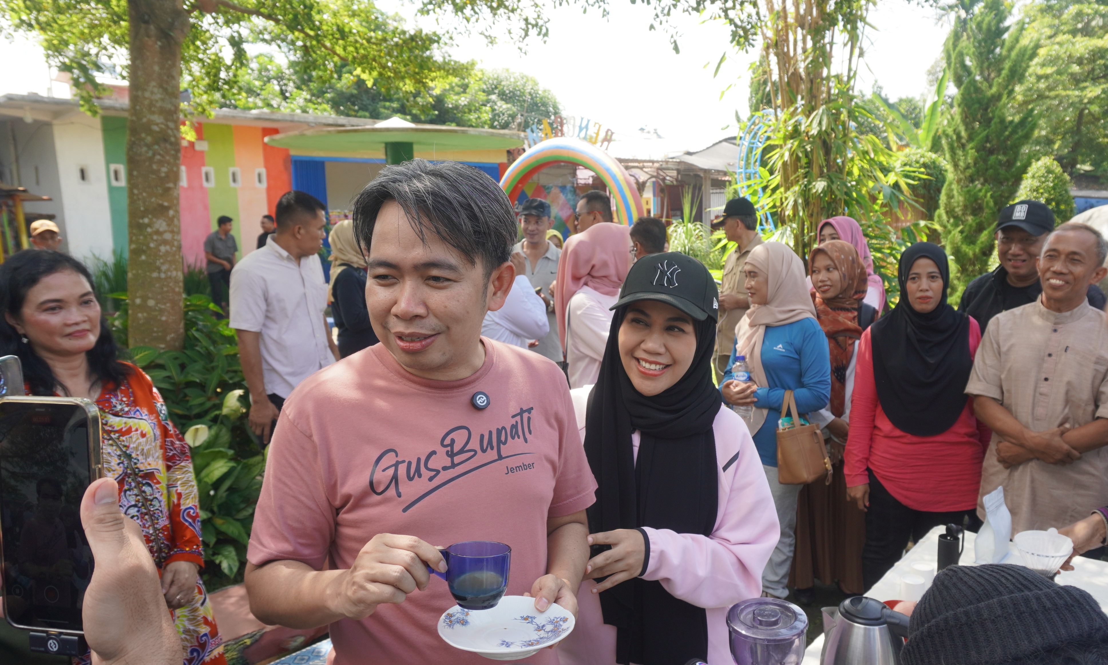 KHAS KOPI JEMBER: Gus Fawait saat mencicipi kopi racikan para barista, saat kesempatan pelatihan barista, di Wisata Rengganis, Desa Kramat Sukoharjo, Kecamatan Tanggul, Jember, (24/5). (Maulana/JPRJ)