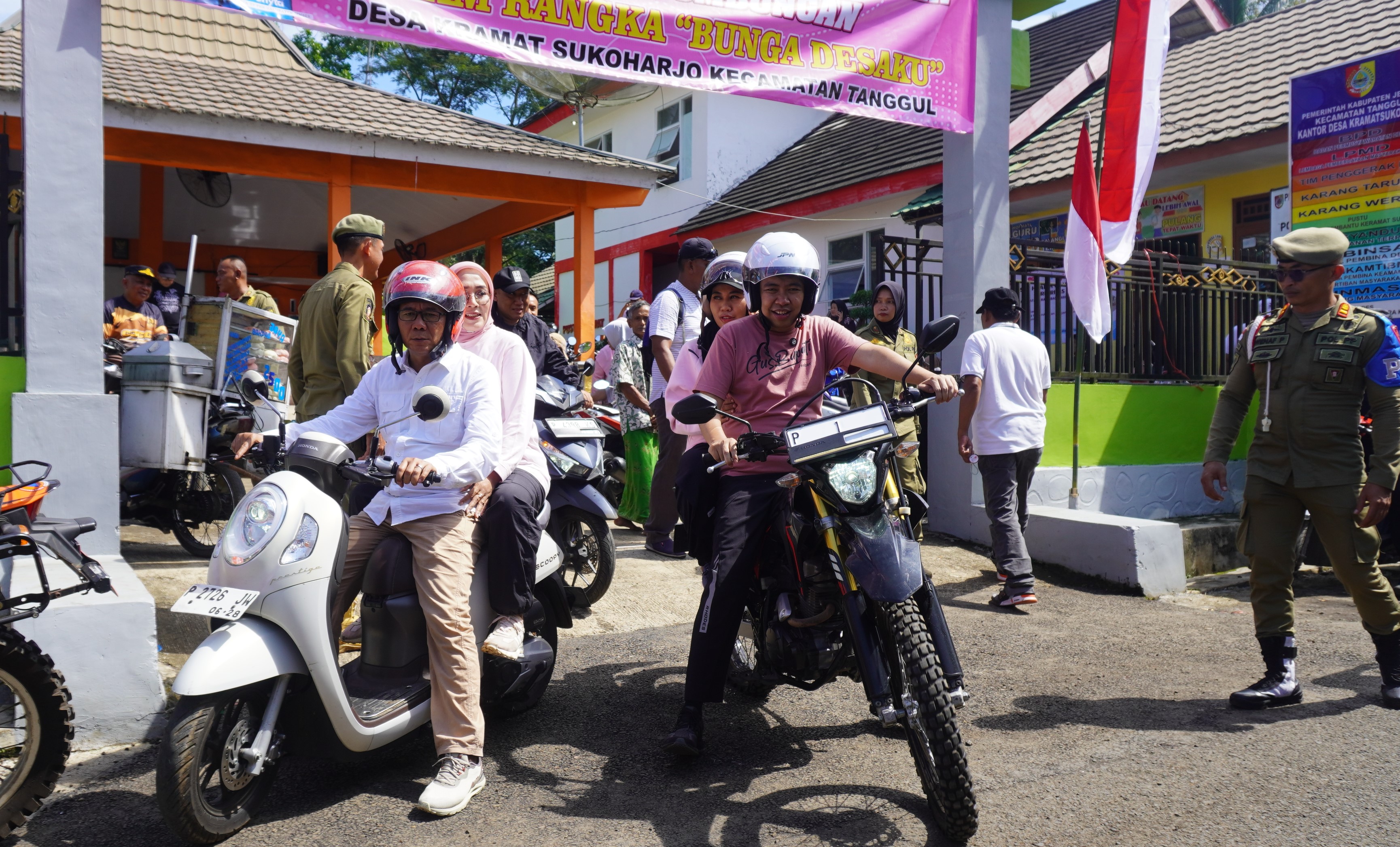 MOTORAN: (Kaos pink) Gus Fawait, ditemani istrinya, dan sekda Jember, serta seluruh kepala OPD, saat menunggangi sepeda motor di sekitar kecamatan Tanggul, belum lama ini (24/5). (Maulana/JPRJ)