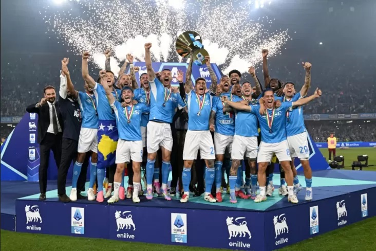 Pemain Napoli merayakan juara Serie A musim 2024/2025. (Foto: Sportmediaset)