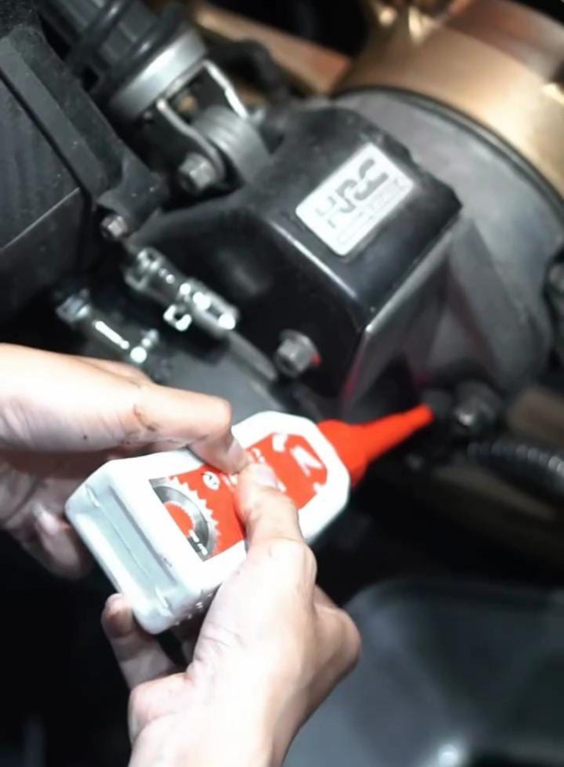 Ilustrasi penggantian oli gardan pada motor matic. (Instagram)