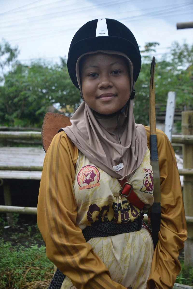 KEREN: Keifaiza Zivanma Habiby, siswi SMP Al Irsyad Al Islamiyyah Jember, konsisten ikuti sesi latihan di Kopral Horseback Archery, Mumbulsari. (M ADHI SURYA/RADAR JEMBER)