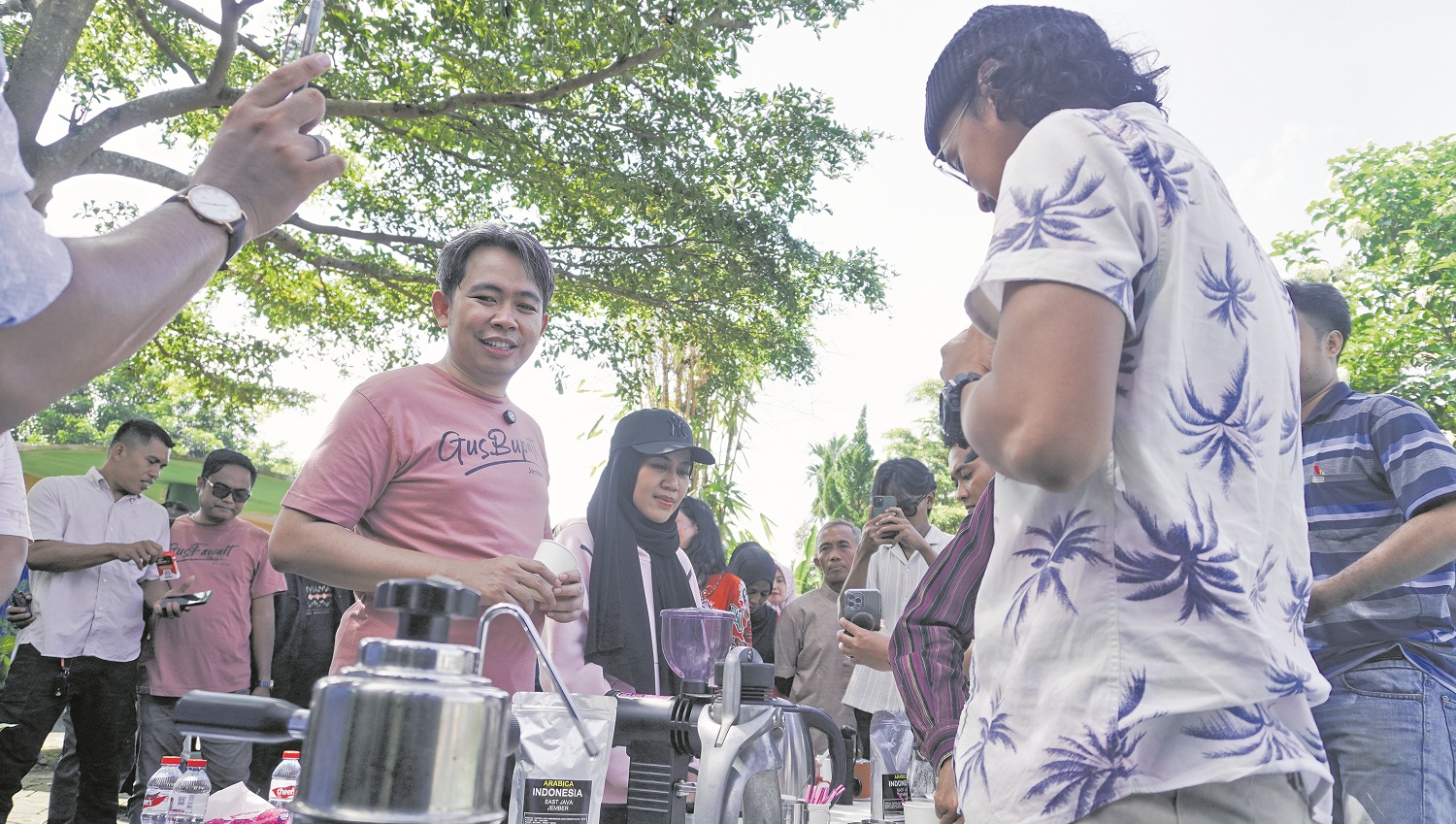 Gus Fawait saat melihat langsung skill barista Jember dalam meracik kopi, saat kesempatan pelatihan barista di Wisata Rengganis, Desa Kramat Sukoharjo, Tanggul, Jember (24/5). (MAULANA/RADAR JEMBER)