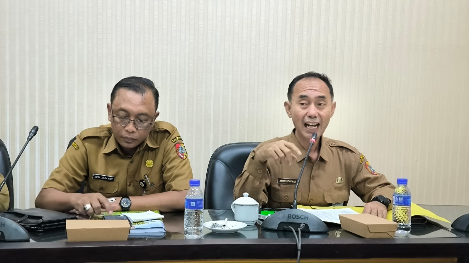 SAMPAIKAN LAPORAN: Kepala Dinas Tanaman Pangan Hortikultura dan Perkebunan Jember Imam Sudarmaji hadi dalam rapat dengar pendapat yang digelar Komisi B DPRD Jember, Senin (19/5) lalu. (MEGA SILVIA/RJ)