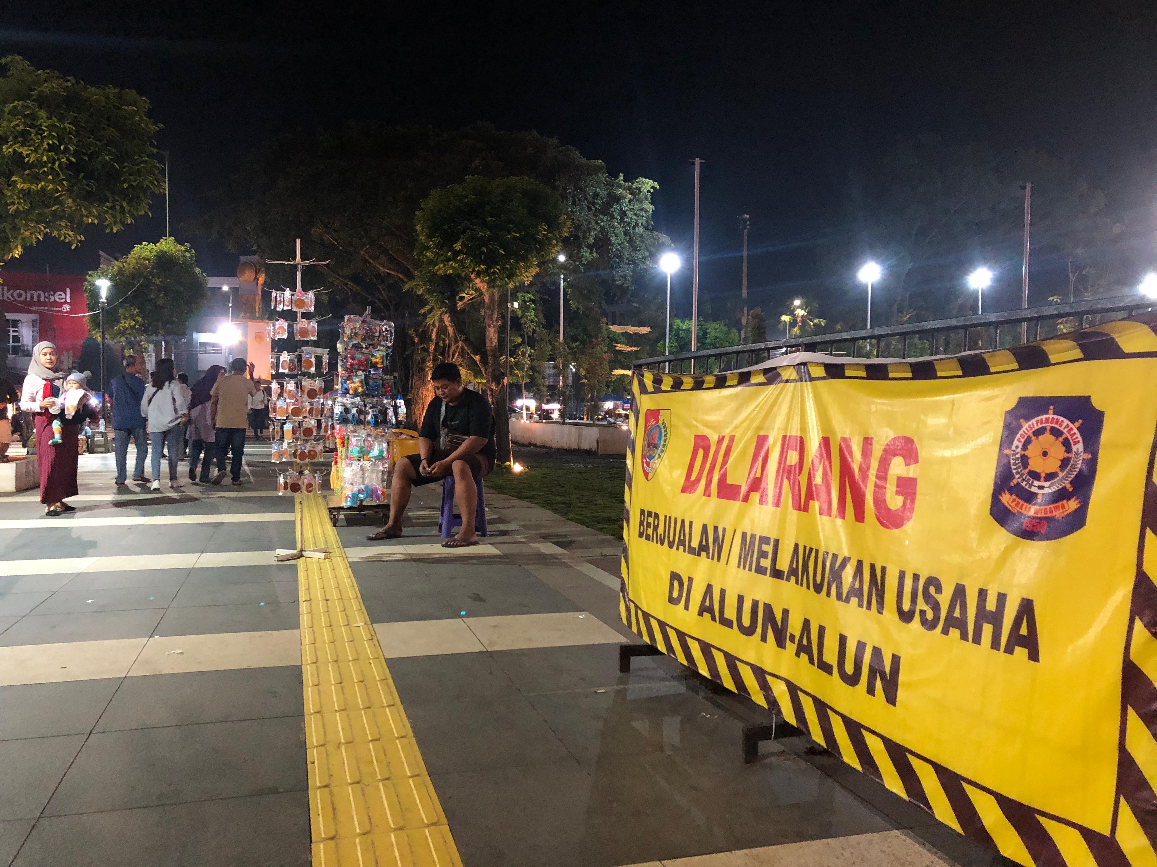Suasana  Alun-alun Jember saat malam hari. (Yulio FA/JPRJ)