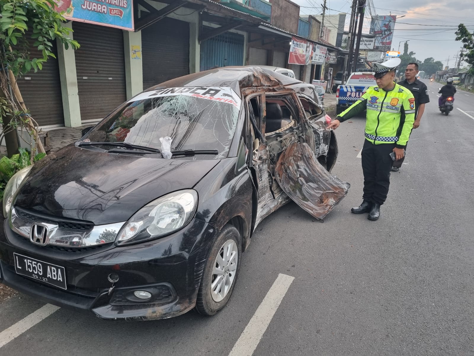 HANCUR: Kondisi Honda Mobilio bernopol L 1559 ABA yang disopiri Moch. Zinedine Zidan, 19, warga Dusun Janggleng, Desa Randuagung, Sumberjambe, rusak parah setelah menabrak pohon di Kecamatan Patrang.