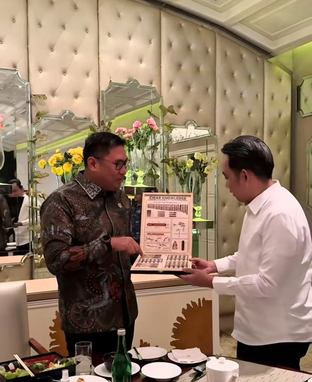 LOBI-LOBI LAGI: Bupati Jember Muhammad Fawait menunjukkan ensiklopedia cerutu Jember ke Wakil Menteri Pertanian Sudaryono, di Jakarta (27/5/2025). (Gus Fawait)