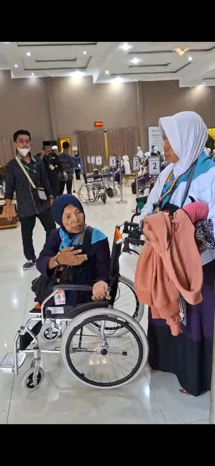 TETAP SEMANGAT: Muayatur Rohmah, lansia difabel asal Jember yang juga menjadi jemaah haji. (KANWIL KEMENAG JATIM)