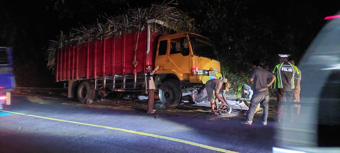 TERPEROSOK: Truk Fuso P 9871 UR muatan tebu disopiri Slamet, 70 warga Dusun Krajan, Desa Kalibaru Wetan, Kecamatan Kalibaru, Banyuwangi terperosok Selasa (27/5/2025) pukul 16.00 wib.(JUMAI/RADARJEMBER