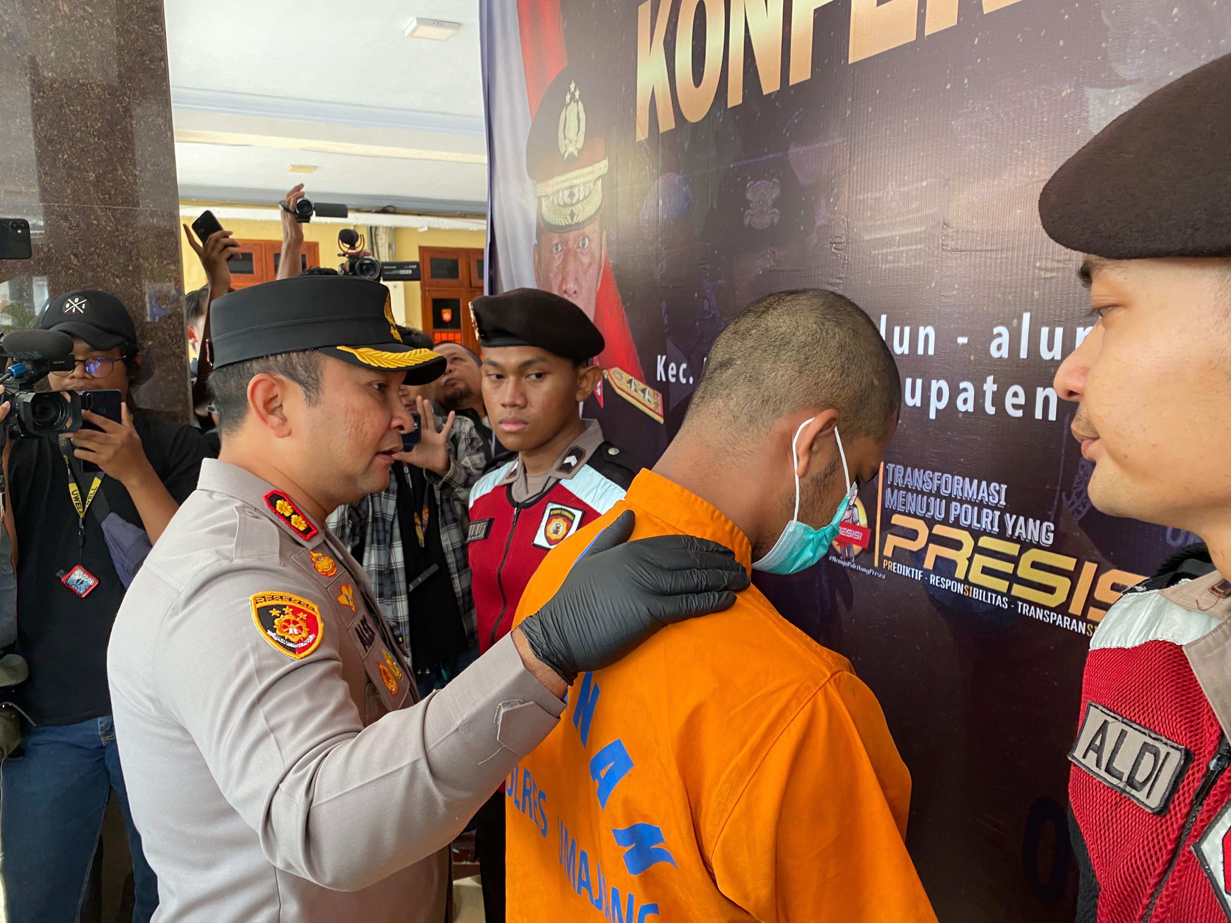 DITANYA: Kapolres Lumajang AKBP Alex Sandy Siregar saat memeriksa tersangka TikToker yang melakukan penganiayaan dan pencurian HP, Rabu pagi (28/5).