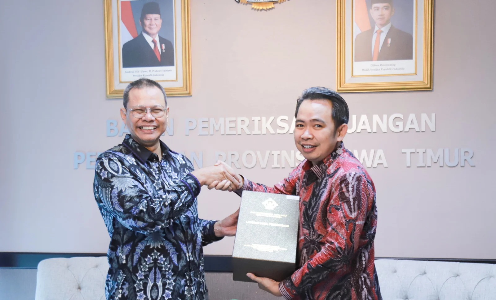 KEMBALI WTP: Bupati Jember Muhammad Fawait menerima LHP BPK atas LKPD Jember tahun 2024, di Kantor BPK Perwakilan Provinsi Jatim, di Sidoarjo. (Diskominfo Jember)
