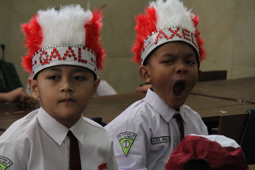 Siswa mengantuk pada hari pertama masuk sekolah di SDN Kepaihan 06 Jember, Juli 2024. (JUMAI/RADAR JEMBER)