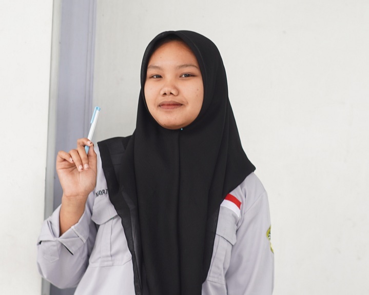 TEKUN: Ina Yatul Maula, siswa Desain Komunikasi Visual (DKV) SMK Darur Rahmah, cukup mahir berbahasa Arab hingga memenangkan perlombaan bahasa Arab Saudi. (YULIO FA/RADAR JEMBER)