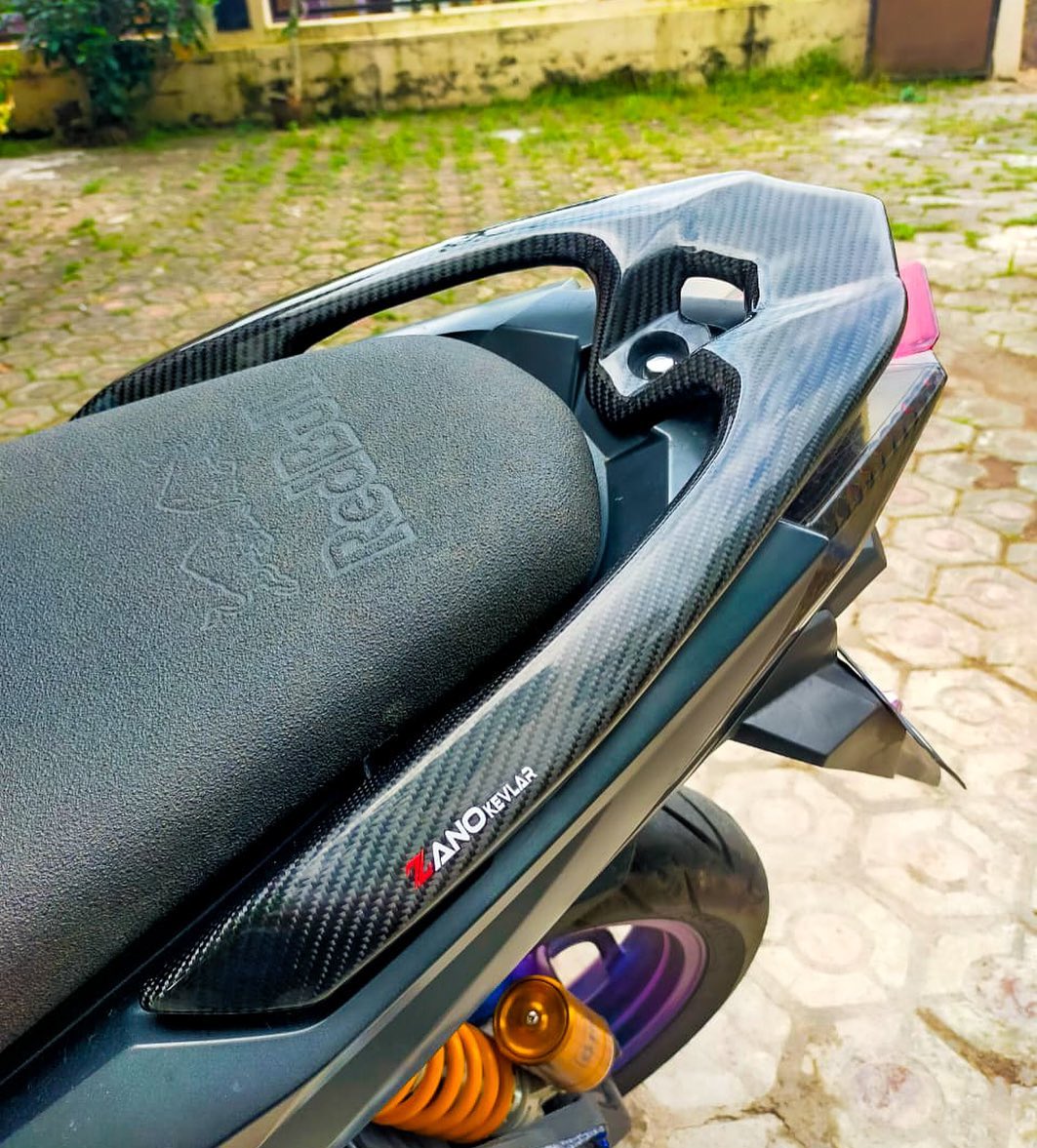 Behel di belakang jok motor bukan berfungsi sebagai pegangan boncengers. (Instagram @zanokevlar)