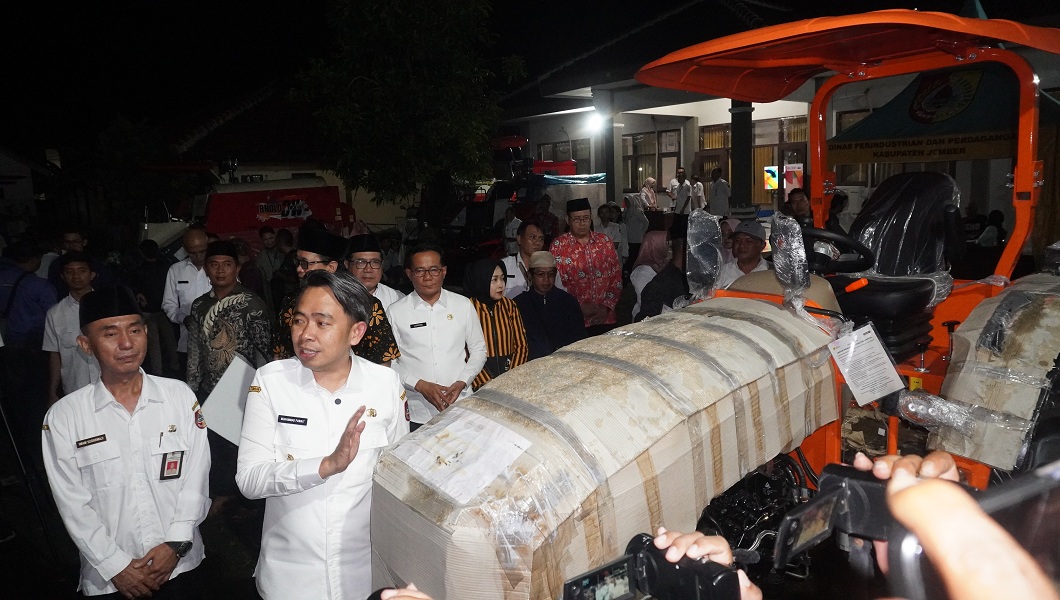 SIMBOLIS: Gus Fawait menyerahkan bantuan sejumlah alsintan kepada sejumlah kelompok tani, di Kantor DTPHP Jember, (21/5/2025). (MAULANA/RADAR JEMBER)