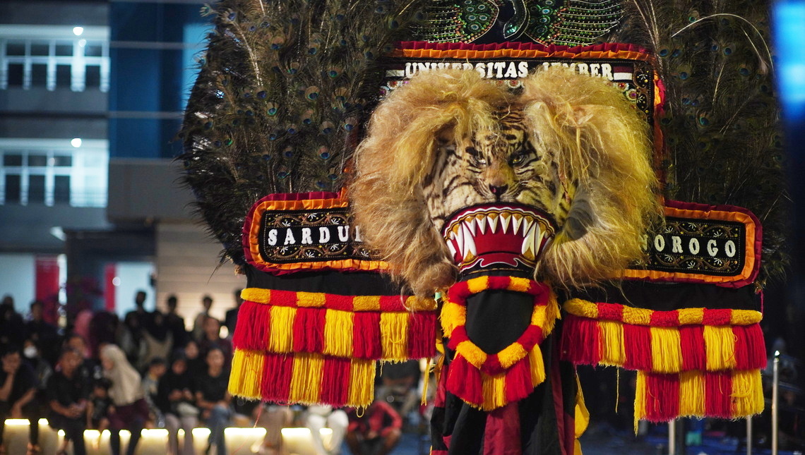 MEMUKAU: Paguyuban Seni Reog Mahasiswa (PSRM) Sardulo Anorogo Universitas Jember menggelar pertunjukan di panggung depan Gedung Soekarno. (YULIO FA/RADAR JEMBER)