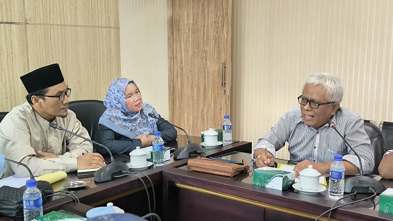 ASPIRASI: Kritik kebijakan UHC Pemkab Jember disampaikan kepada Komisi D DPRD Jember. (MEGA SILVIA/RADAR JEMBER)
