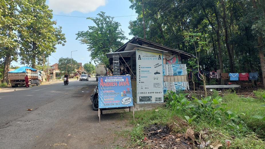 TETAP BERTAHAN: Sejumlah pemilik warung di sisi barat terpantau belum membongkar warung dan waktunya tersisa sampai hari ini, Sabtu (31/5). (JUMAI/RADAR JEMBER)