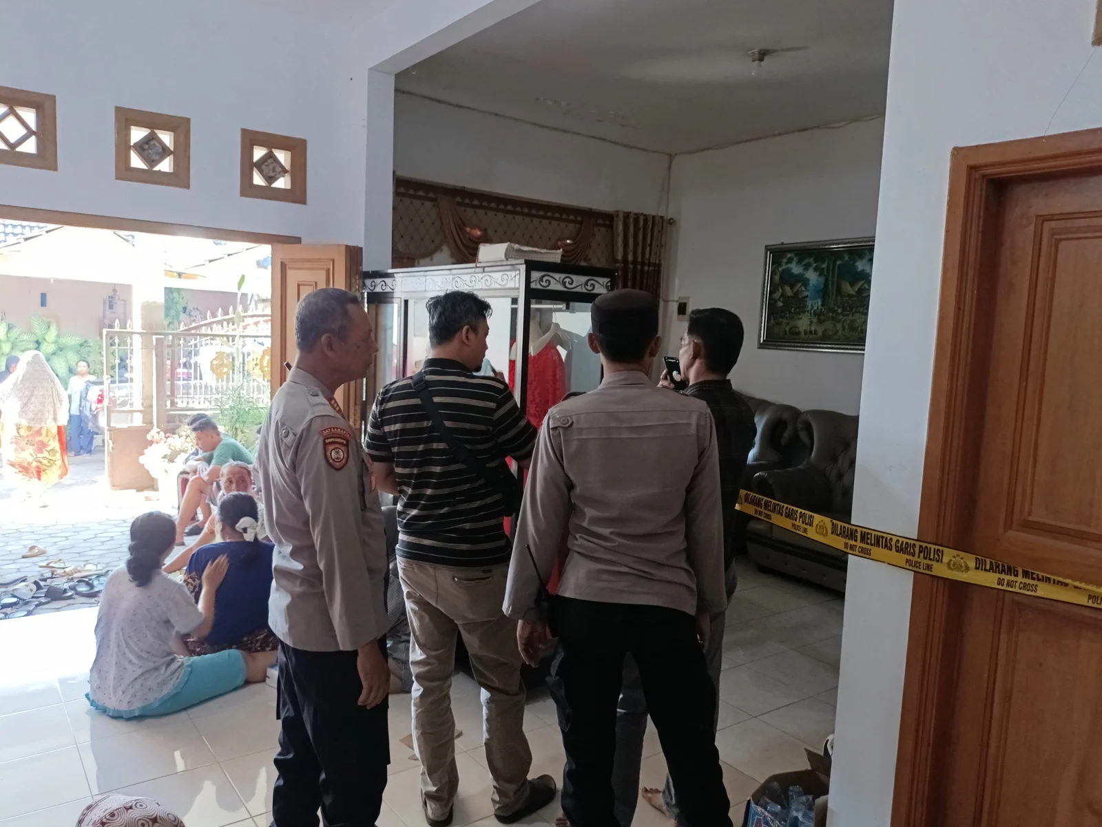 DIPERIKSA: Polisi mendatangi tempat kejadian perkara dugaan bunuh diri di Kelurahan Nangkaan, kemarin.