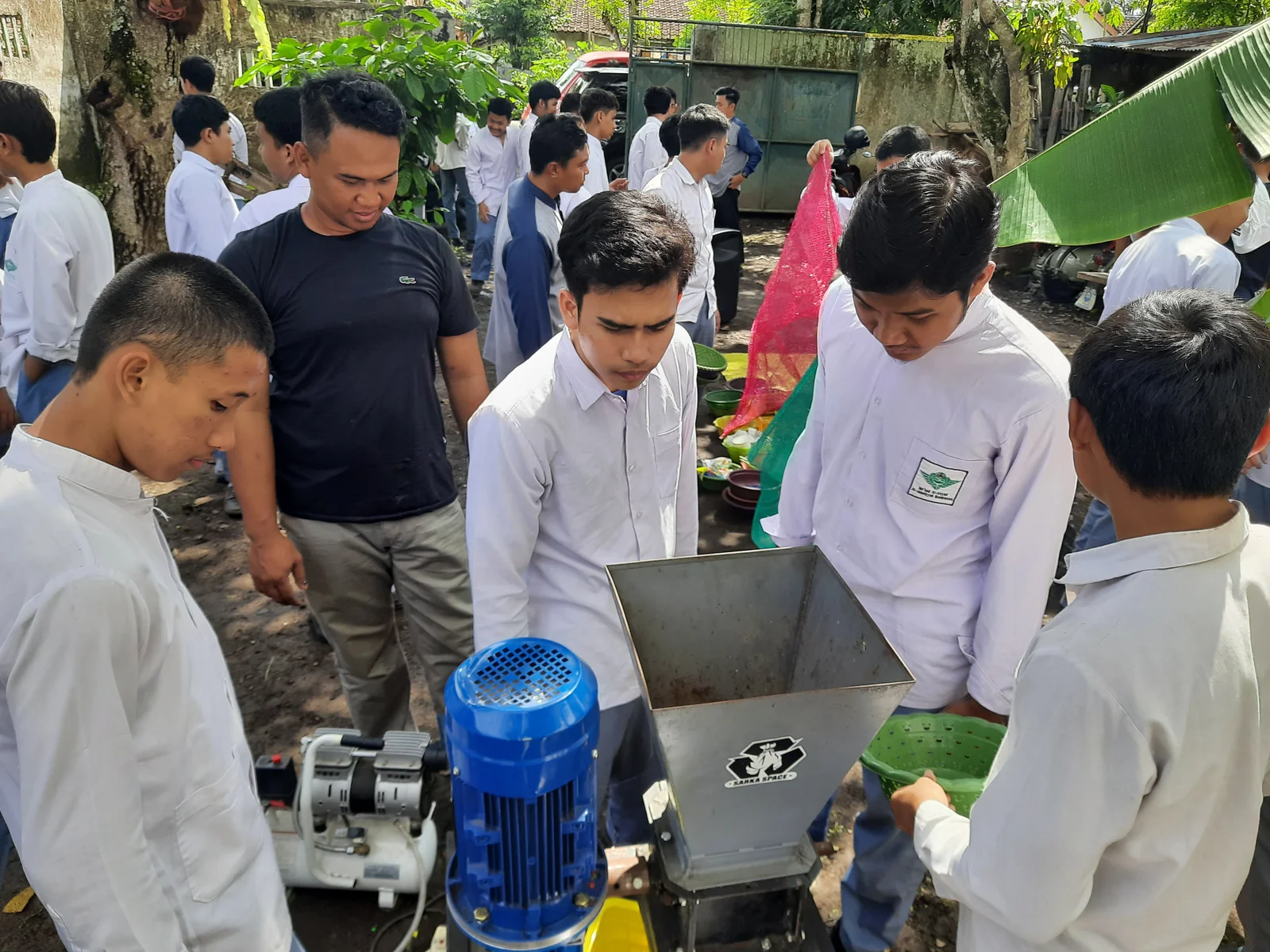 BANYAK INOVASI: Sejumlah pemuda di Bondowoso terus menginisiasi mengolah dan memanfaatkan limbah sampah. Komunitas lingkungan semacam itu juga mendapat support dari DPRD Bondowoso.