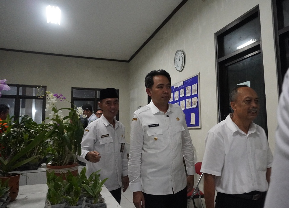 CEK AKTIVITAS: Bupati Gus Fawait saat masuk ke ruangan gedung pemerintahan daerah, di Kantor DTPHP Jember. (MAULANA/RADAR JEMBER)