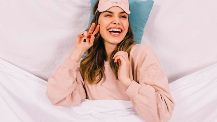 Kain Satin Bukan Cuma untuk Baju, Ini Alasan Rambut Harus Tidur di Atasnya!
