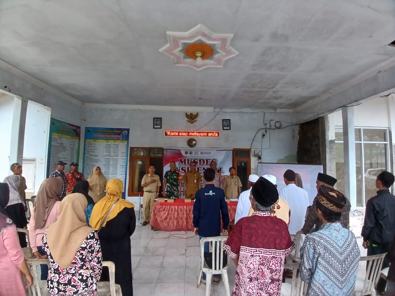 SERIUS: Salah satu desa di Bondowoso menggelar musdes pembentukan koperasi merah putih di kantor desanya. (ISTIMEWA)