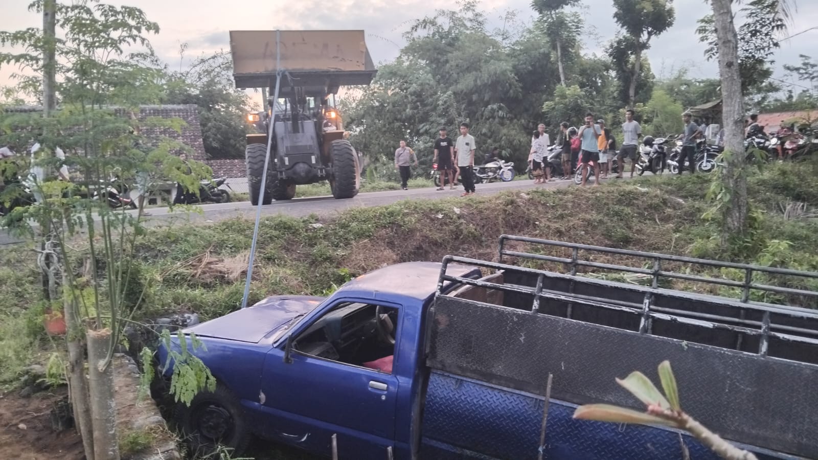 EVAKUASI: Kendaraan pikap terguling saat dilakukan evakuasi, kemarin