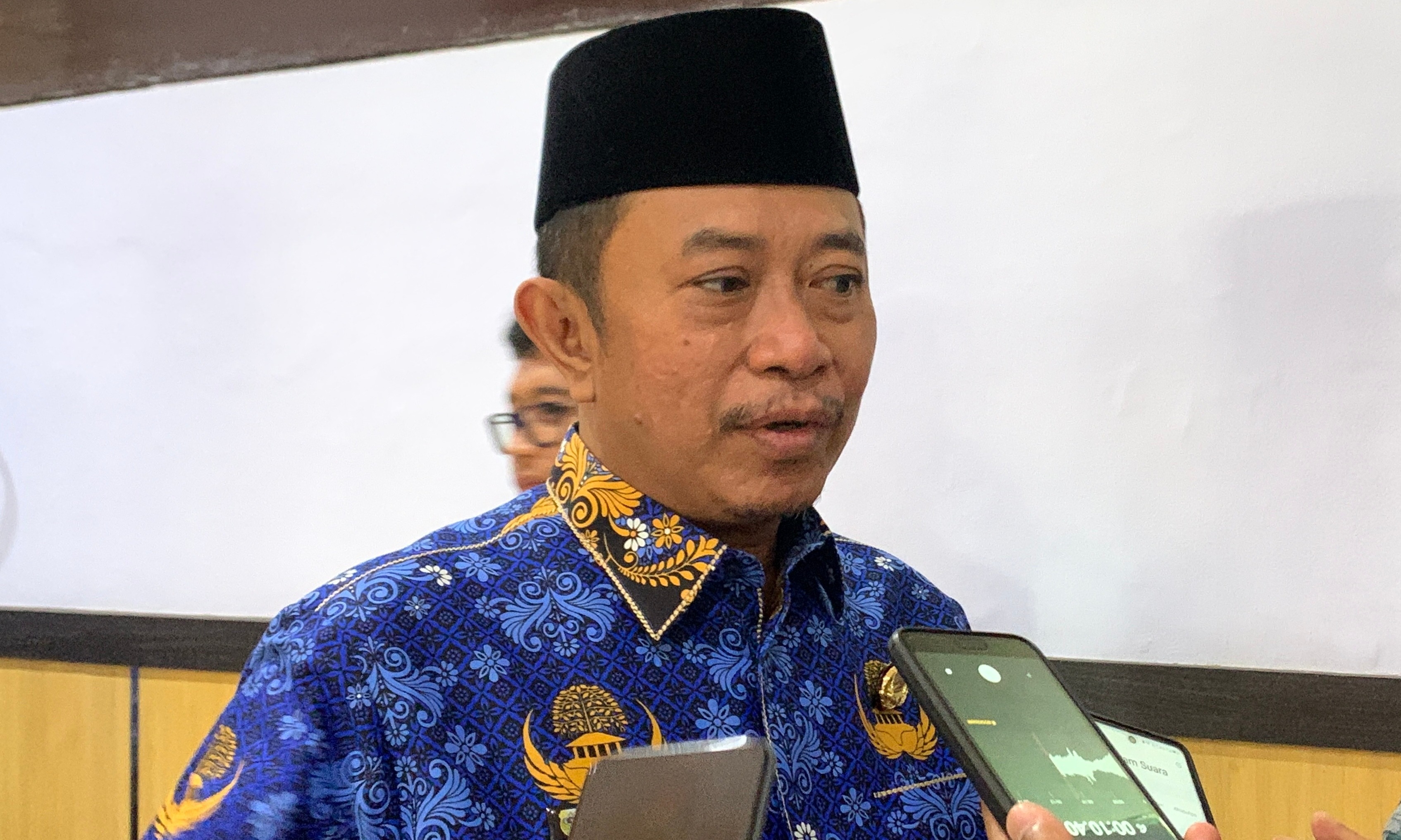 Bupati Bondowoso Abdul Hamid Wahid memberikan keterangan kepada sejumlah awak media. (ILHAM/RJ)