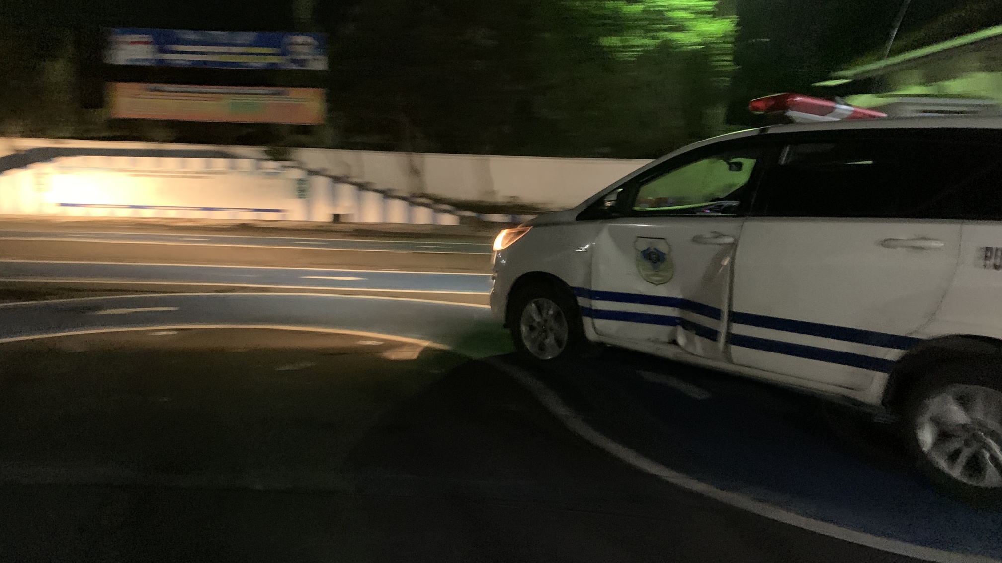 DIBAWA PULANG: Sopir ambulans yang terlibat kecelakaan beruntun, mengeluarkan mobilnya dari Satlantas Polres Bondowoso. (ILHAM/RJ)