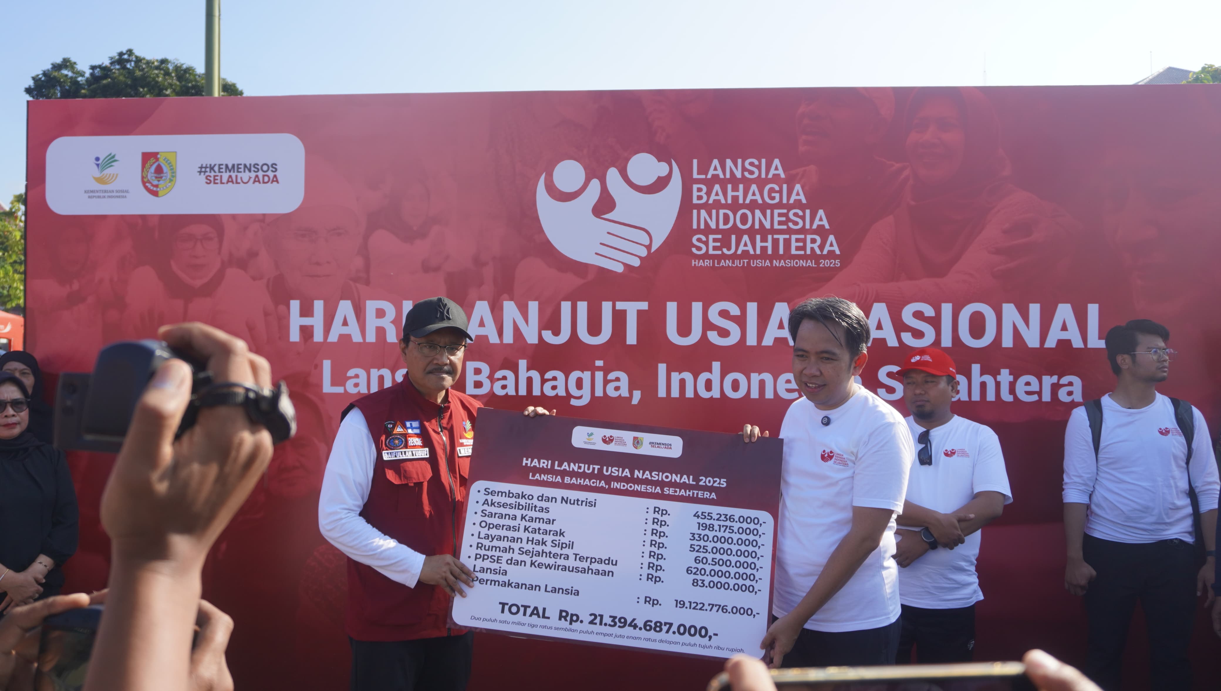 Mensos Gus Ipul saat menyerahkan bantuan untuk lansia, dan diterima langsung oleh Bupati Jember Gus Fawait, di Alun-alun Jember. (Maulana/JPRJ)