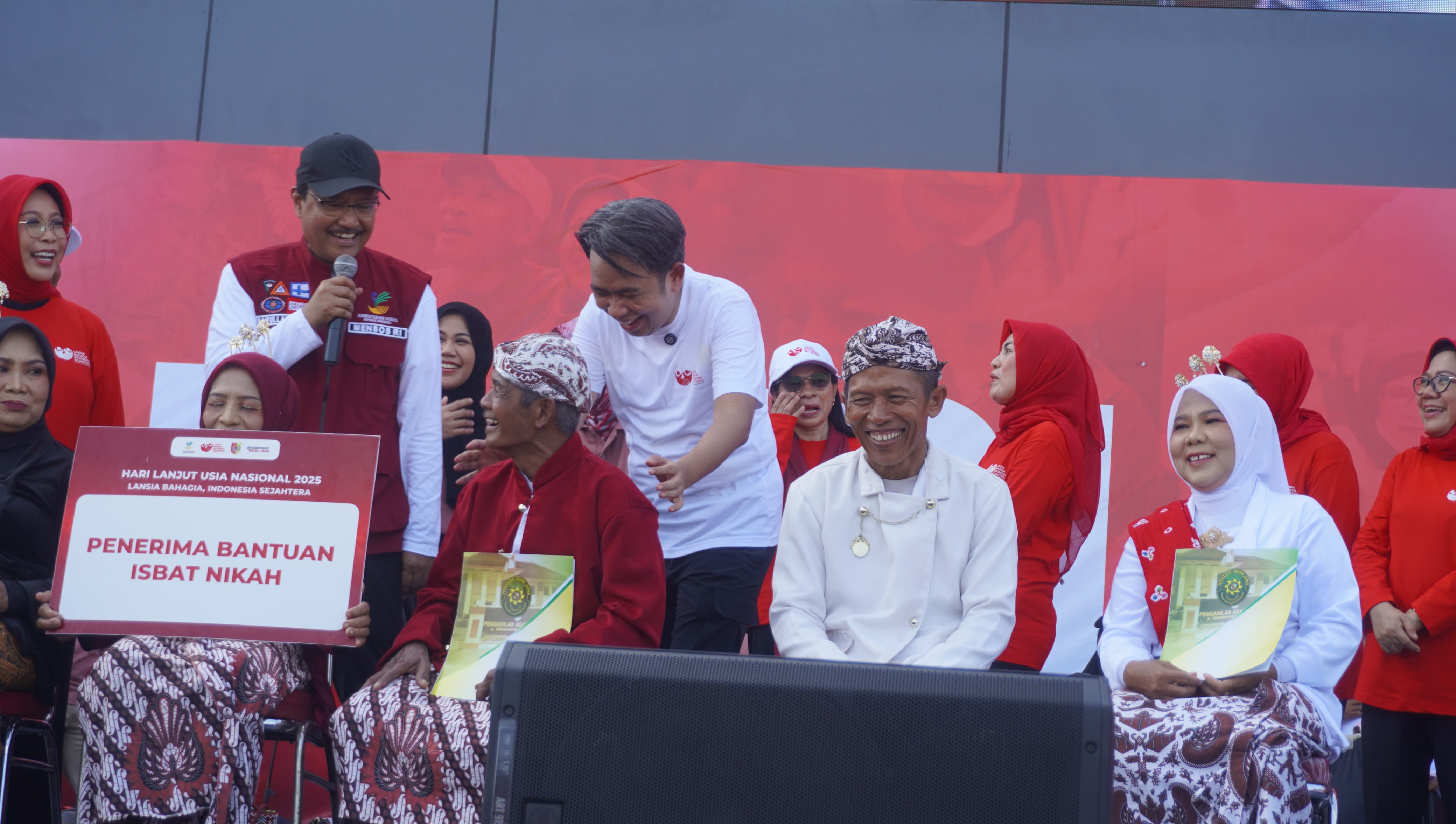 Mensos Gus Ipul, ditemani Bupati Jember Gus Fawait, saat roasting pasangan lansia yang baru saja meresmikan pernikahannya, (31/5). (Maulana/JPRJ)
