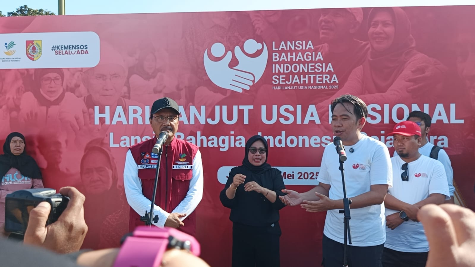 Mensos Gus Ipul dan Bupati Jember Gus Fawait, di sela-sela puncak acara Hari Lanjut Usia Nasional (HLUN) 2025, di Alun-alun Jember, Sabtu pagi (31/5). (Maulana/JPRJ)