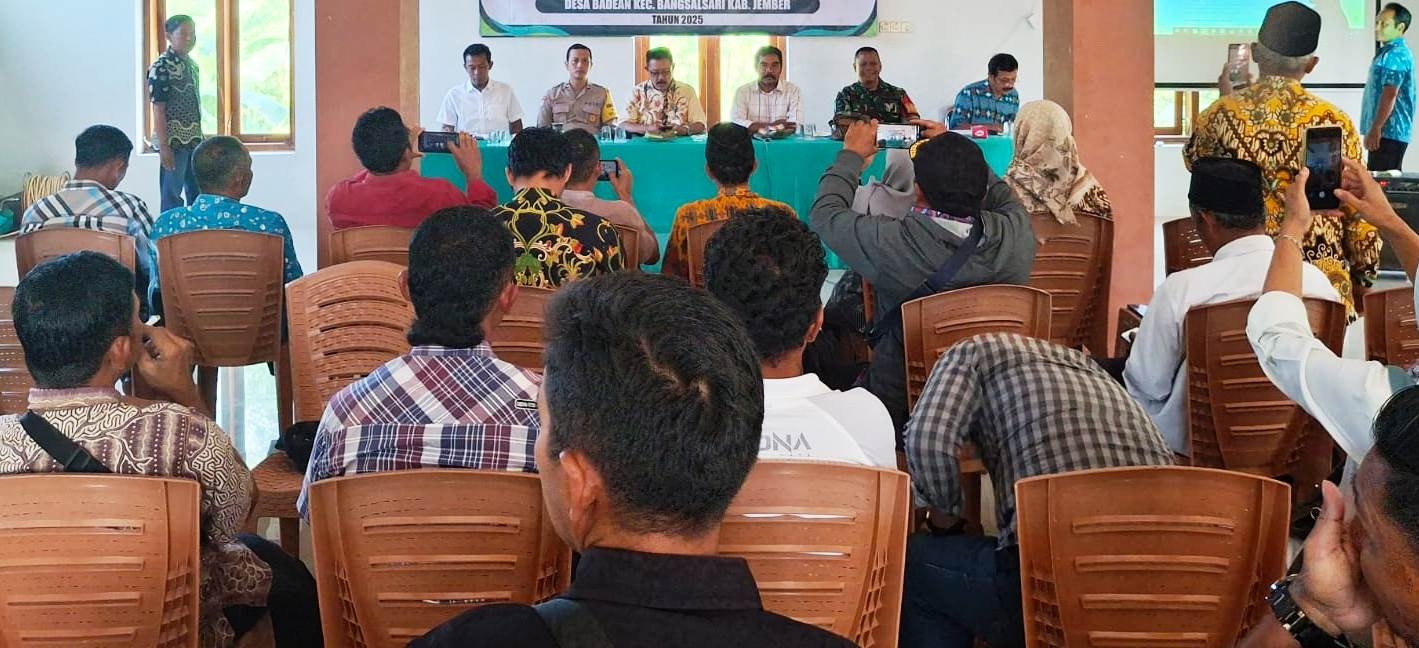 PEMBENTUKAN: Musyawarah Desa Khusus (Musdesus) dilakukan di Kantor Desa Badean, Kecamatan Bangsalsari, untuk membahas KMP. (PURNANTO)