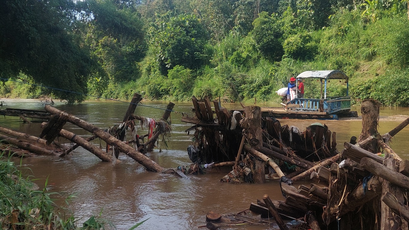 BERANTAKAN: Jembatan kayu jati menuju getek untuk penyeberangan orang hancur lagi, setelah dihantam Kali Mayang, Sabtu (31/5/2025) malam. (JUMAI/RADAR JEMBER)
