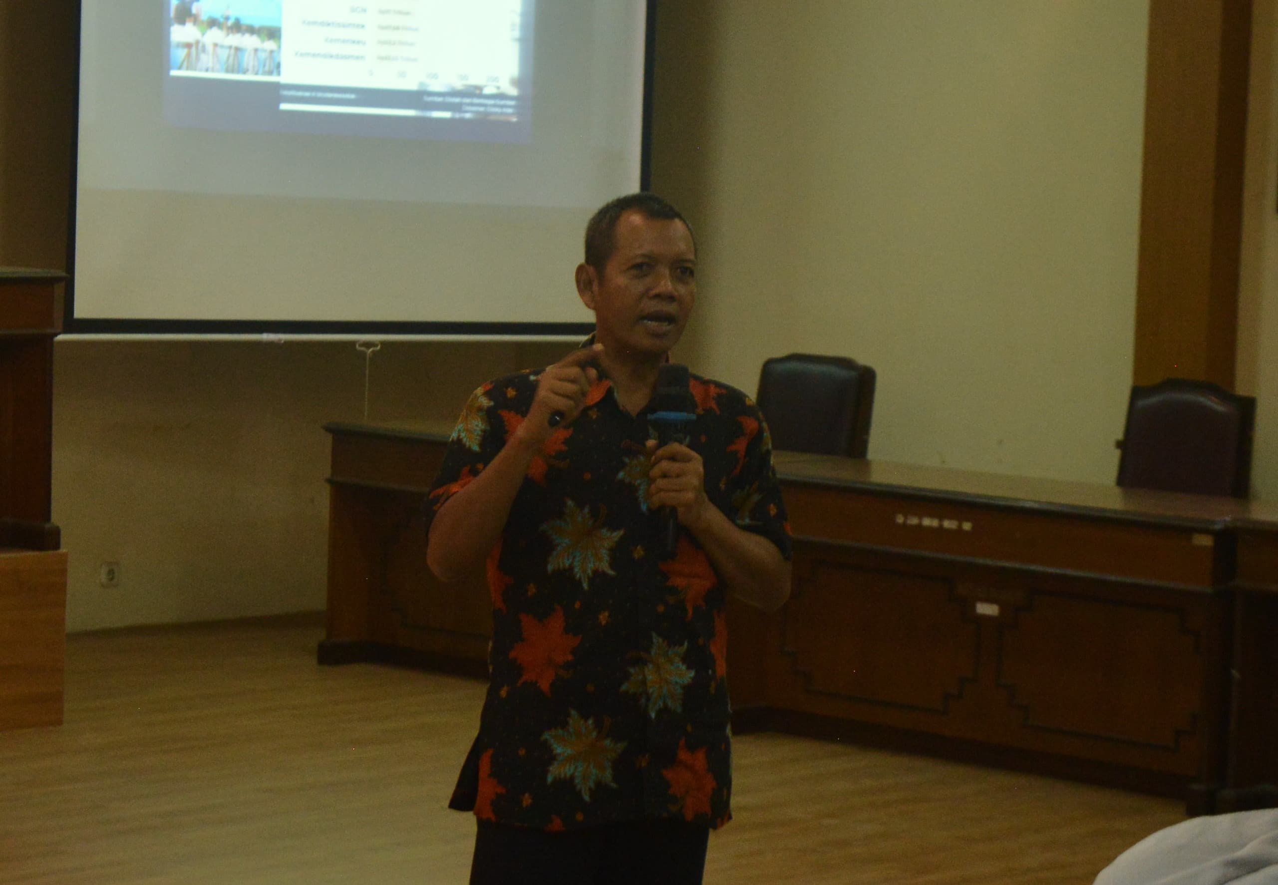 Dr Suji, Dosen FISIP Unej. (M ADHI SURYA)  &nbsp;