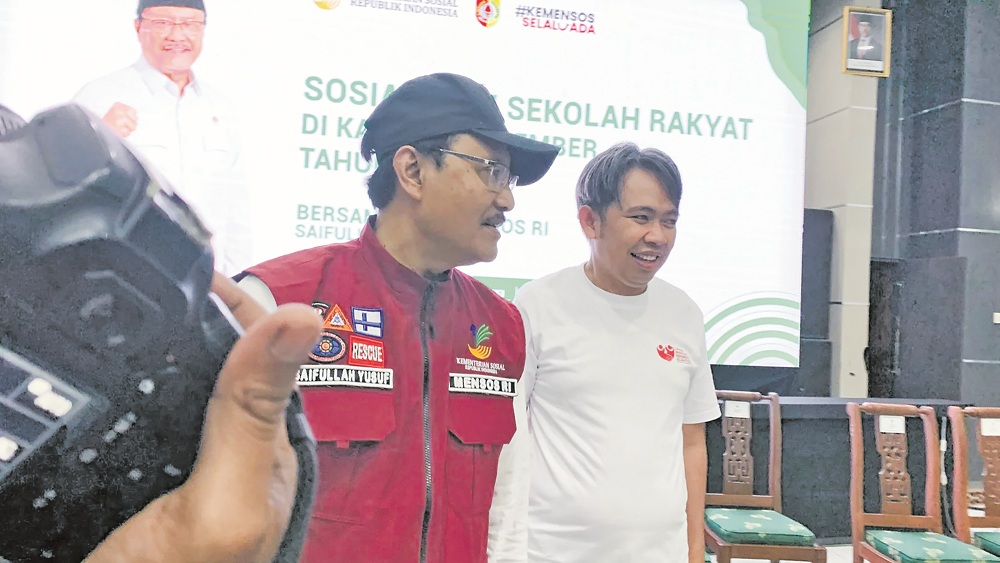 Bupati Jember Muhammad Fawait mendampingi kunjungan Mensos Saifullah Yusuf dalam sosialisasi Sekolah Rakyat kepada calon wali murid, di Balai Diklat BKPSDM Jember, Sabtu (31/5/2025). (MAULANA/RJ)