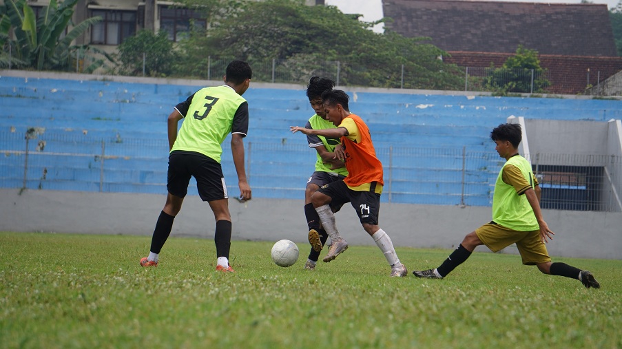 PEMBINAAN: Kompetisi usia dini bergulir cukup ramai di Jember. Ke depan Askab PSSI Jember berencana menggelar Kompetisi Bertajuk Liga Santri. (YULIO FA/RADAR JEMBER)