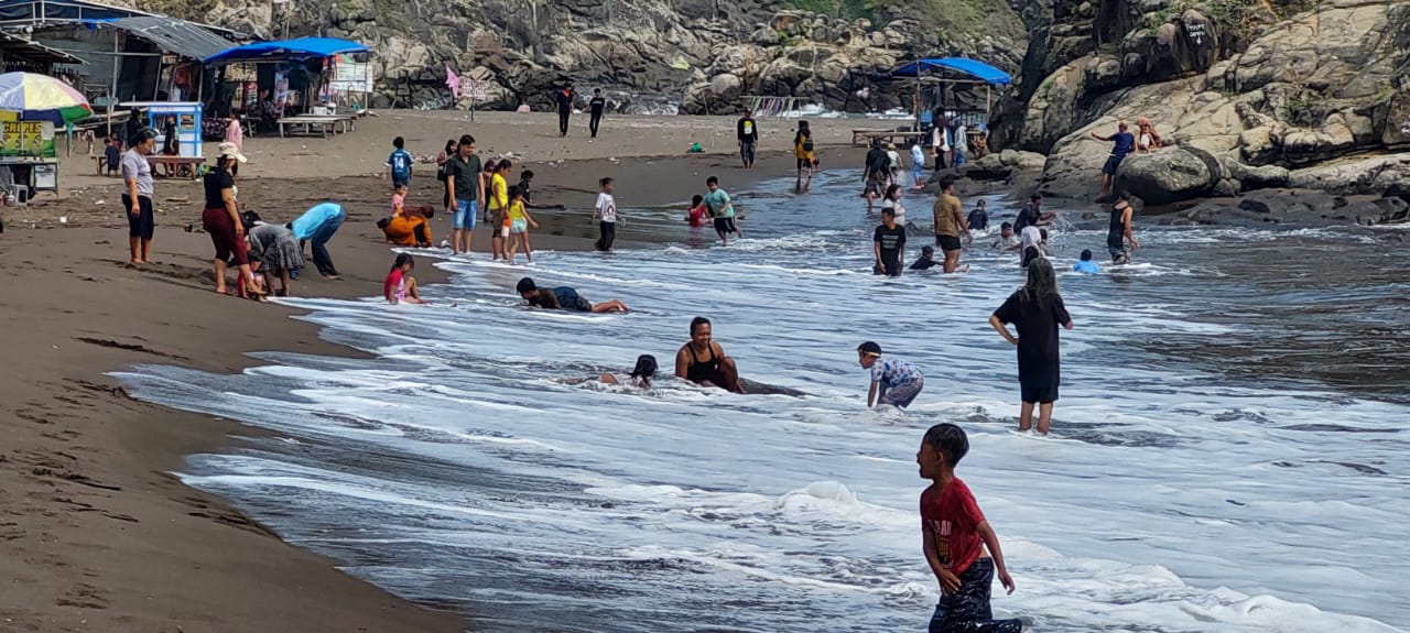 MASIH NEKAT: Meskipun sudah banyak makan korban, pengunjung pantai Payangan, di Dusun Watu Ulo, Desa Sumberejo, Kecamatan Ambulu masih nekad ma di disaat gelombang besar pada Minggu. (JUMAI/RJ)