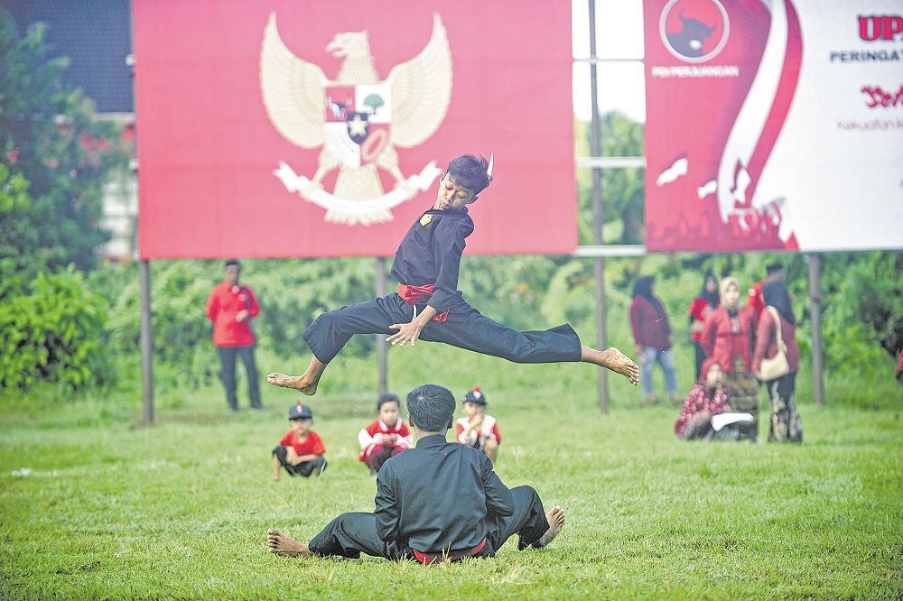 HIKMAT: Upacara memperingati hari lahir Pancasila dilangsungkan di Lapangan Sukorambi, kemarin (1/6/2025). (HUMAS PDIP JEMBER)