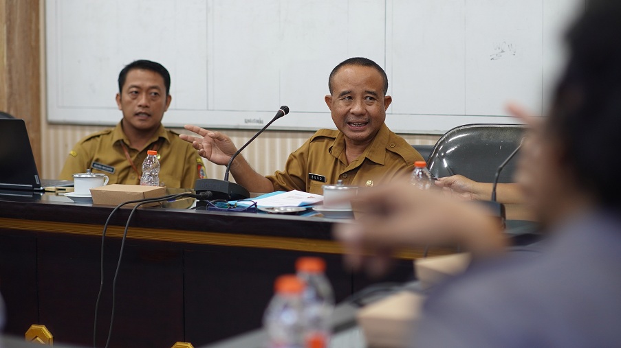 BERI PAPARAN: Kepala BKSDM Jember Sukowinarno saat mengikuti RDP di Komisi A DPRD Jember. (YULIO FA/RADAR JEMBER)
