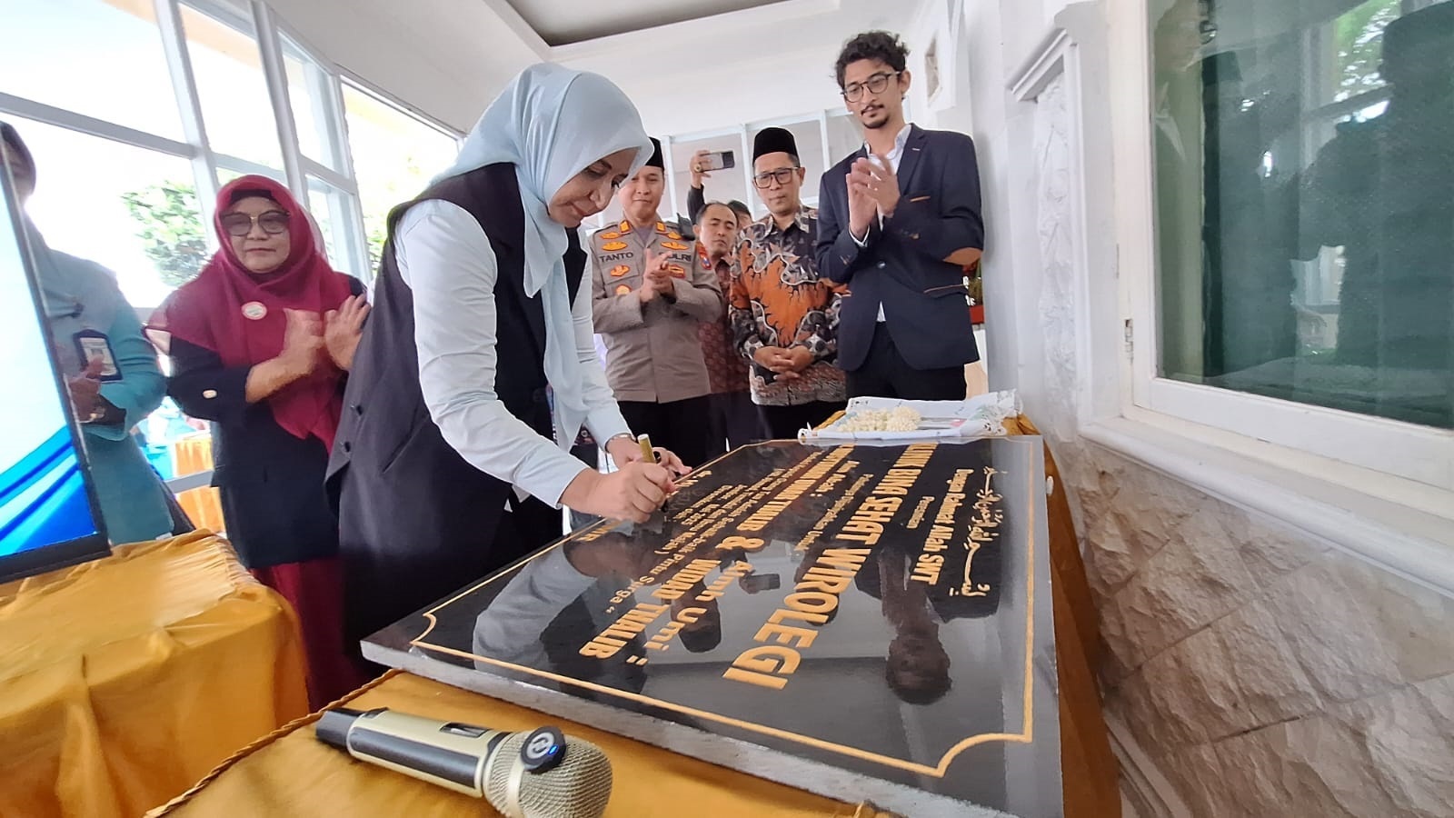 RESMIKAN: Owner RS Bina Sehat Grup, dr Hj Faida MMR, melakukan tanda tangan prasasti Klinik Bina Sehat yang baru dibuka di Sumbersari dan Wirolegi. (RSBS)