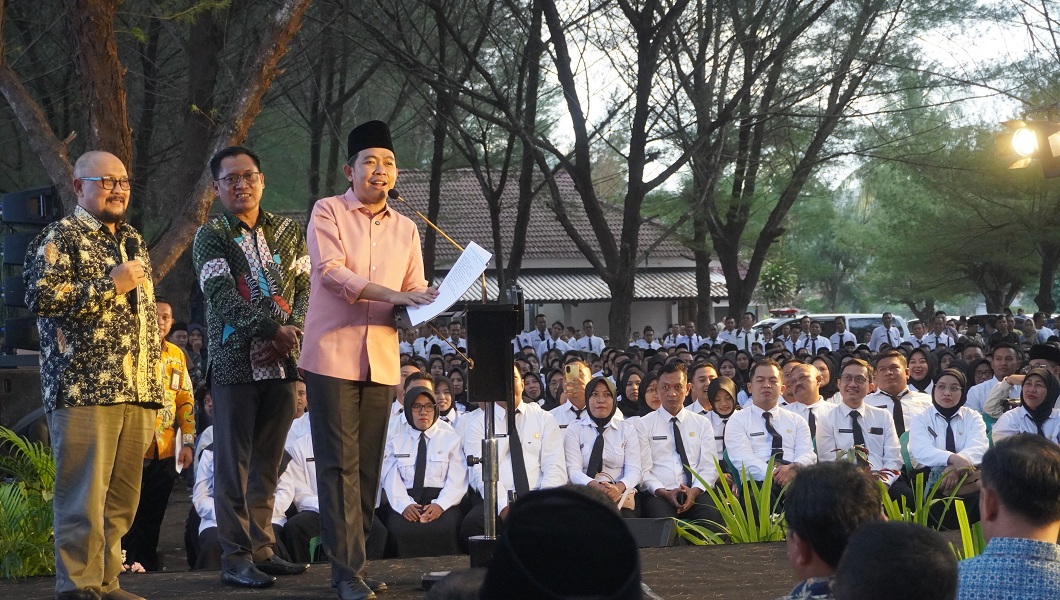 SAMPAIKAN KINERJA: Bupati Jember Gus Fawait saat berorasi di hadapan para pegawai yang baru menerima SK PPPK, di Pantai Watu Ulo, Ambulu, Minggu (1/6/2025). (MAULANA/RADAR JEMBER)